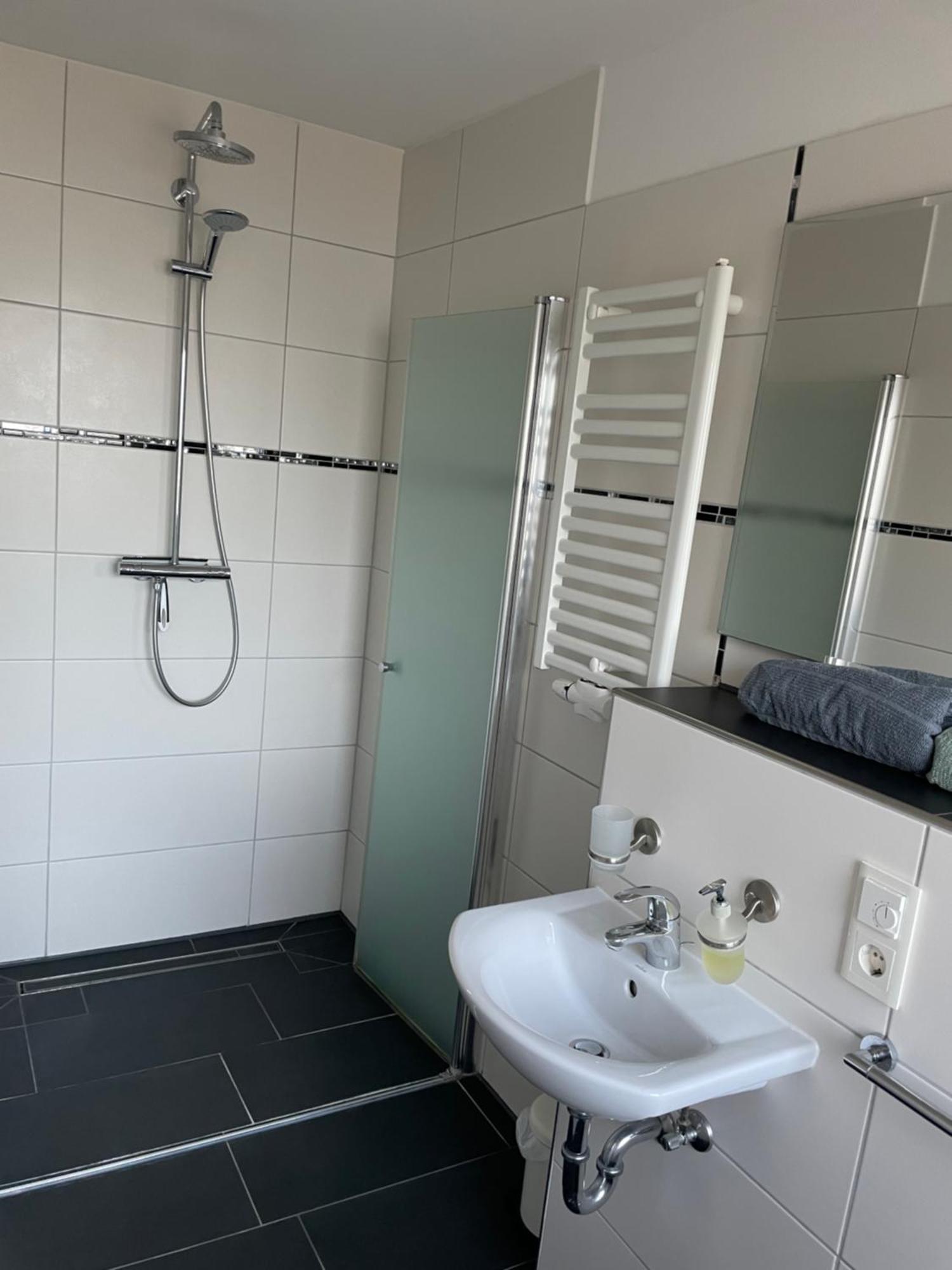 Ferienwohnung Mit Fussbodenheizung Nahe Messe, Gratis Parkplatz Und Abstellplatz E - Bike Hannover Exterior photo